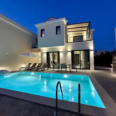 فيلة Nuovo Maistros Tsoukaládhes