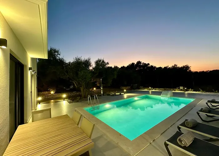 Nuovo Maistros Tsoukaladhes